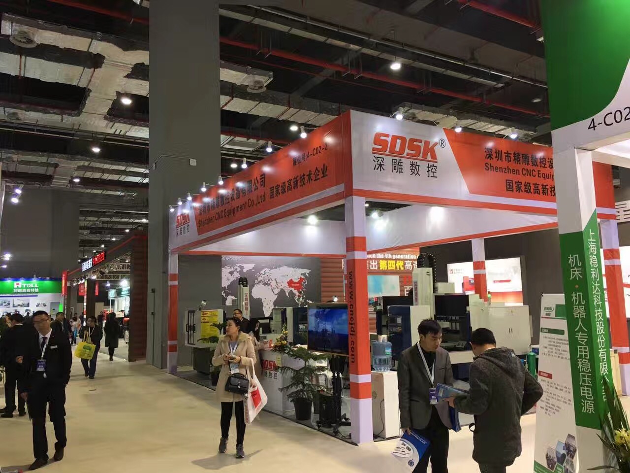 深圳精雕參加上海國際機(jī)床展會(huì)取得圓滿成功。展會(huì)上，公司主營機(jī)器，玻璃精雕機(jī)，大型精雕機(jī)，從外觀尺寸來講得到許多客戶的贊譽(yù)和認(rèn)可。